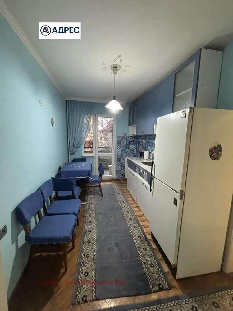 Wohnzimmer; holzboden, tageslicht, moderner stil, hohe decken