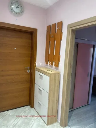 Wohnzimmer; holzboden, tageslicht, moderner stil, hohe decken