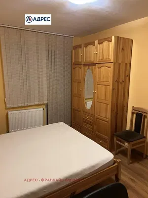 Wohnzimmer; holzboden, tageslicht, moderner stil, hohe decken