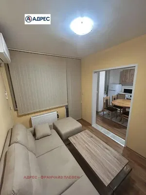 Wohnzimmer; holzboden, tageslicht, moderner stil, hohe decken