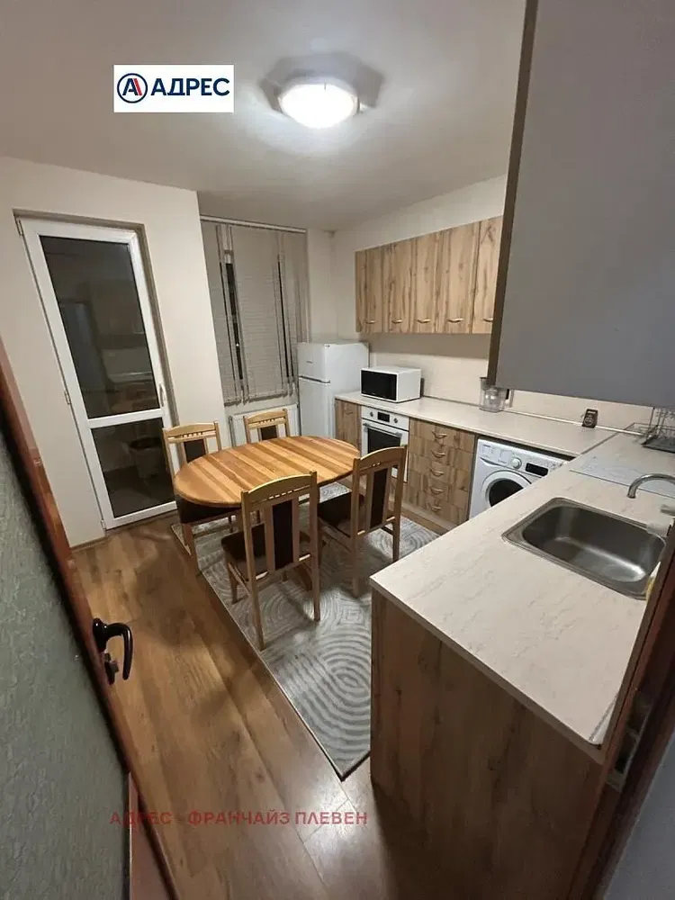 Wohnzimmer; holzboden, tageslicht, moderner stil, hohe decken