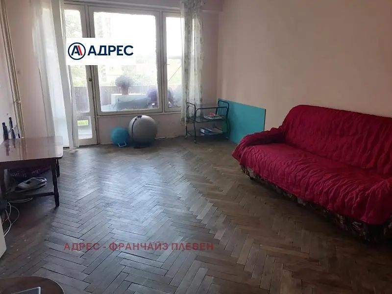 Wohnzimmer; holzboden, tageslicht, moderner stil, hohe decken