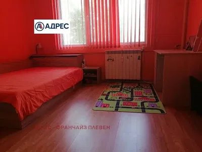 Wohnzimmer; holzboden, tageslicht, moderner stil, hohe decken