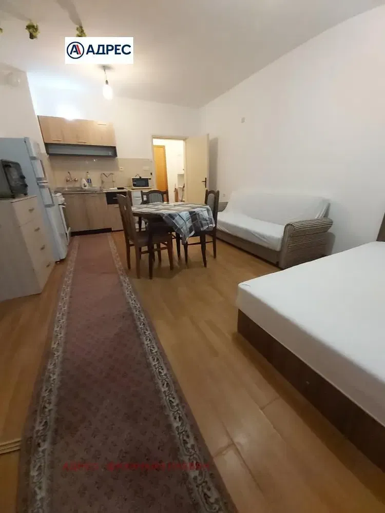 Living room; wood floor, natural light, modern style, high ceiling