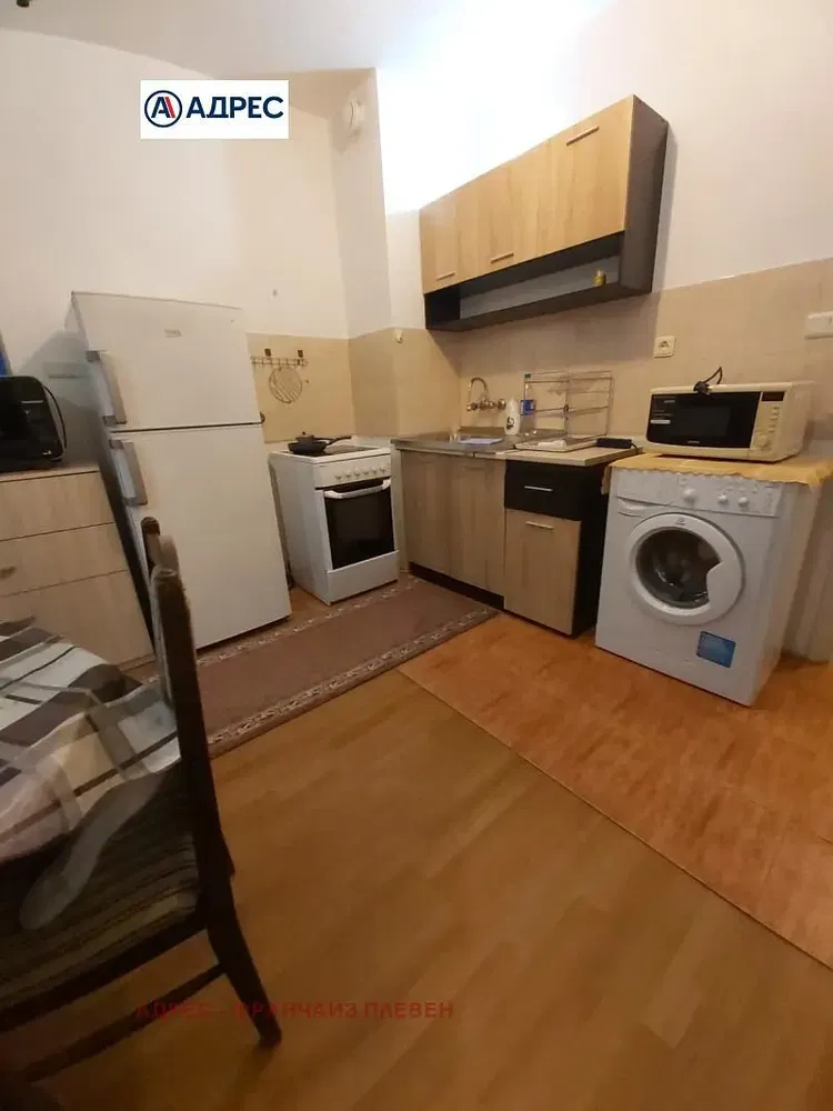 Living room; wood floor, natural light, modern style, high ceiling