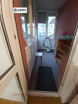 Living room; wood floor, natural light, modern style, high ceiling