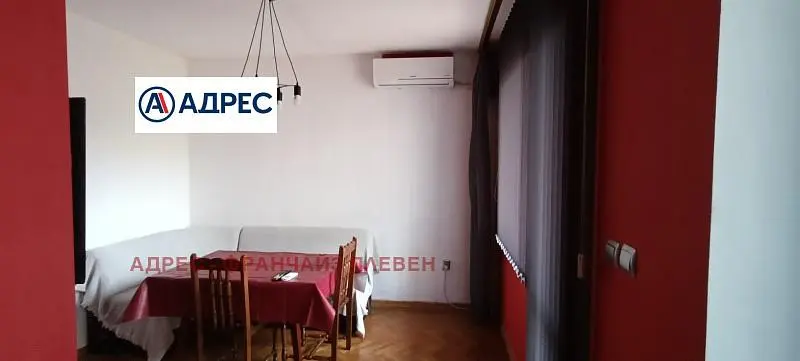 Living room; wood floor, natural light, modern style, high ceiling