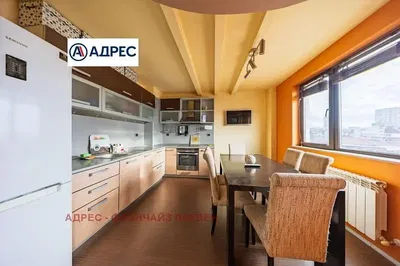Living room; wood floor, natural light, modern style, high ceiling