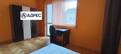 Living room; wood floor, natural light, modern style, high ceiling