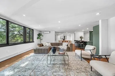 Salon; parquet, lumière naturelle, style moderne, hauteur sous plafond