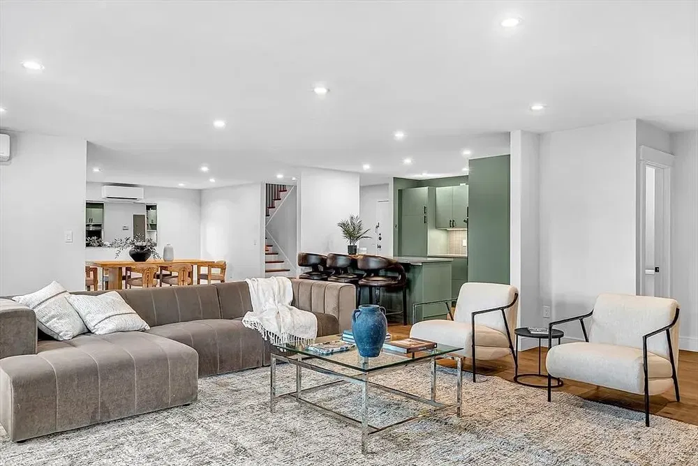 Salon; parquet, lumière naturelle, style moderne, hauteur sous plafond