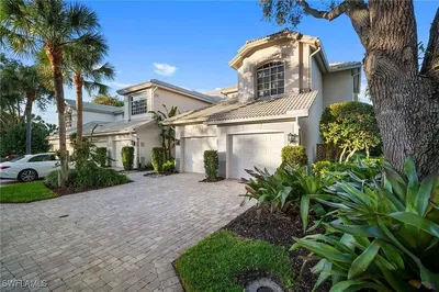 Дневна соба; дрвени под, природно светло, модерни стил, високи плафони