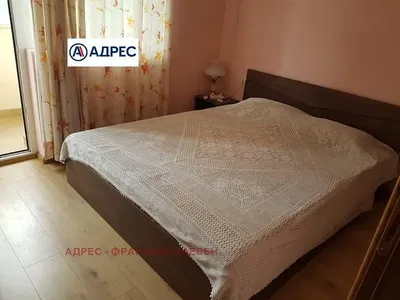 Wohnzimmer; holzboden, tageslicht, moderner stil, hohe decken