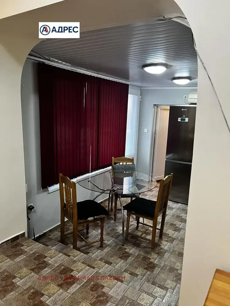 Wohnzimmer; holzboden, tageslicht, moderner stil, hohe decken