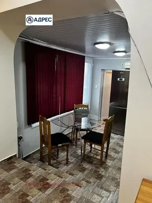 Wohnzimmer; holzboden, tageslicht, moderner stil, hohe decken