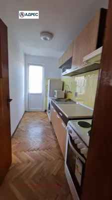 Wohnzimmer; holzboden, tageslicht, moderner stil, hohe decken