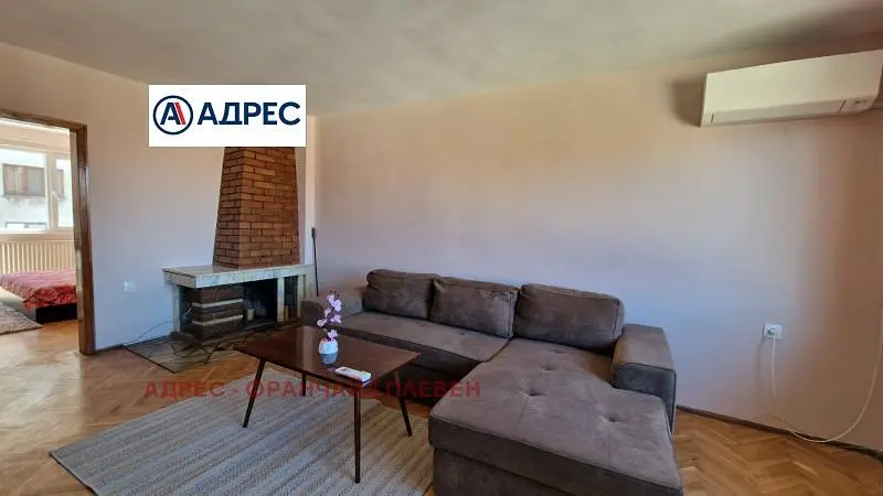 Wohnzimmer; holzboden, tageslicht, moderner stil, hohe decken