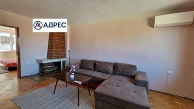 Wohnzimmer; holzboden, tageslicht, moderner stil, hohe decken