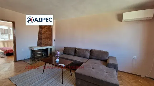 Wohnzimmer; holzboden, tageslicht, moderner stil, hohe decken