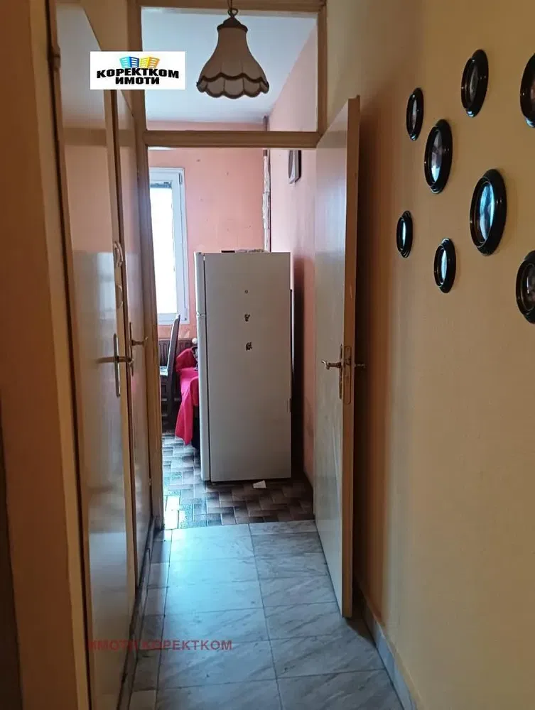 Living room; wood floor, natural light, modern style, high ceiling