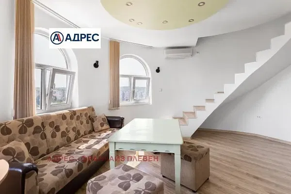 Wohnzimmer; holzboden, tageslicht, moderner stil, hohe decken