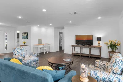 Living room; wood floor, natural light, modern style, high ceiling