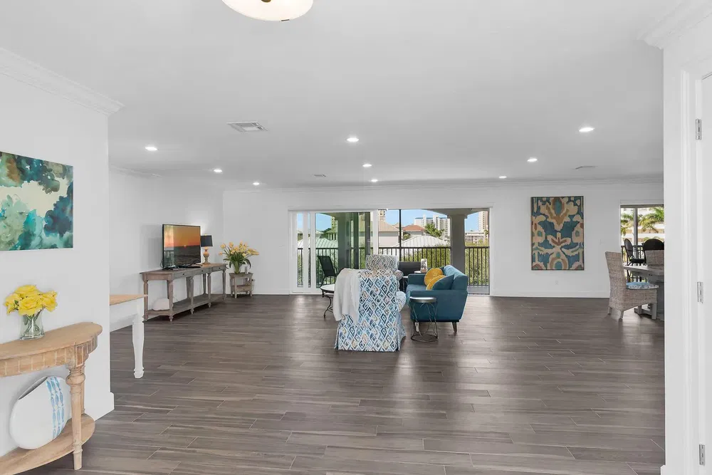 Living room; wood floor, natural light, modern style, high ceiling
