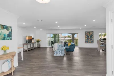 Living room; wood floor, natural light, modern style, high ceiling