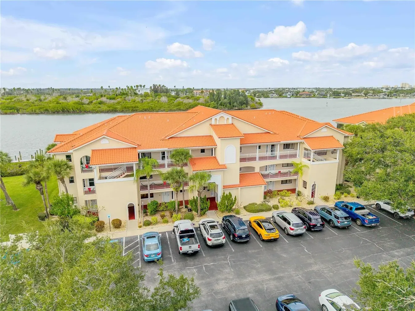 Woonkamer; houten vloer, natuurlijk licht, moderne stijl, hoge plafonds