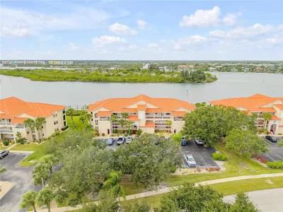 Living room; wood floor, natural light, modern style, high ceiling