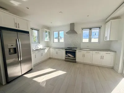 Wohnzimmer; holzboden, tageslicht, moderner stil, hohe decken