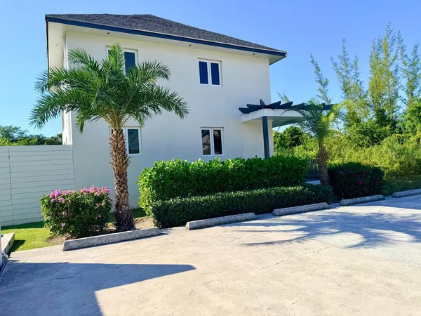 Wohnzimmer; holzboden, tageslicht, moderner stil, hohe decken