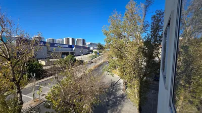 Salon; podłoga drewniana, światło dzienne, styl nowoczesny, wysokie sufity