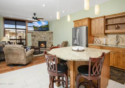 Kuchyňa; kuchynské spotrebiče, drevená podlaha, prirodzené svetlo, moderný štýl