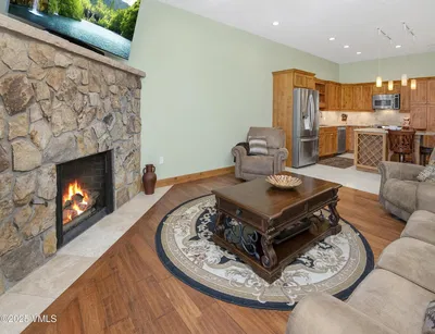 Obývačka; drevená podlaha, prirodzené svetlo, moderný štýl, vysoké stropy