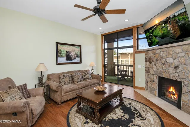 Living room; wood floor, natural light, modern style, high ceiling