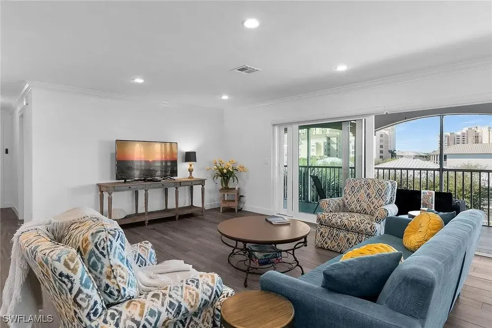 Living room; wood floor, natural light, modern style, high ceiling