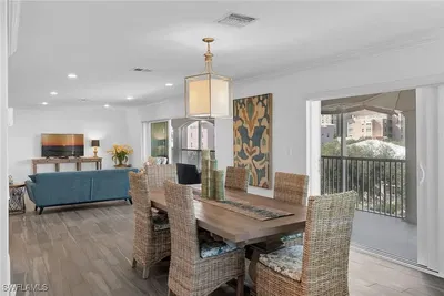 Living room; wood floor, natural light, modern style, high ceiling