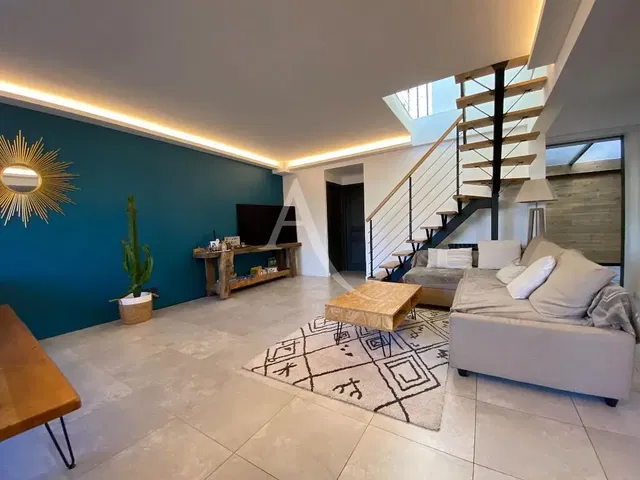 Cozinha; eletrodomésticos, chão de madeira, luz natural, estilo moderno, renovado