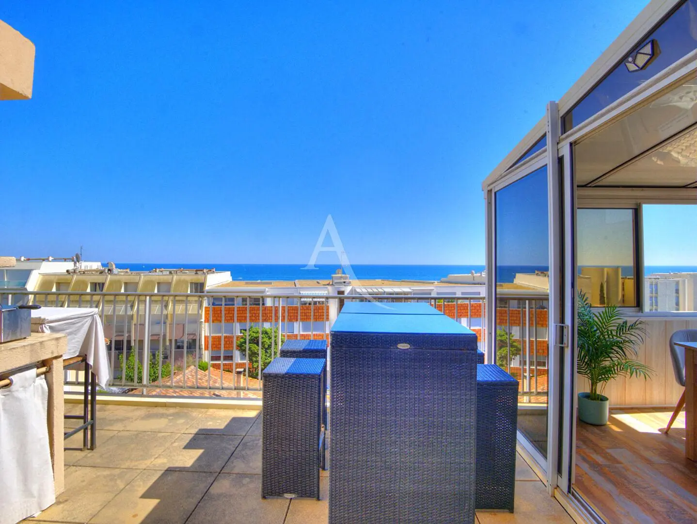 غرفة معيشة; أرضية خشبية, ضوء طبيعي, أسلوب عصري, أسقف عالية