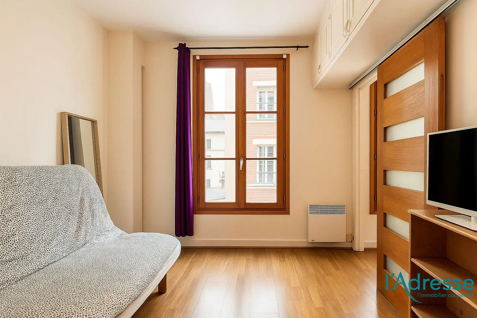 Dnevni boravak; drveni pod, prirodna svjetlost, moderan stil, visoki stropovi