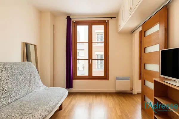 Obývací pokoj; dřevěná podlaha, přirozené světlo, moderní styl, vysoké stropy