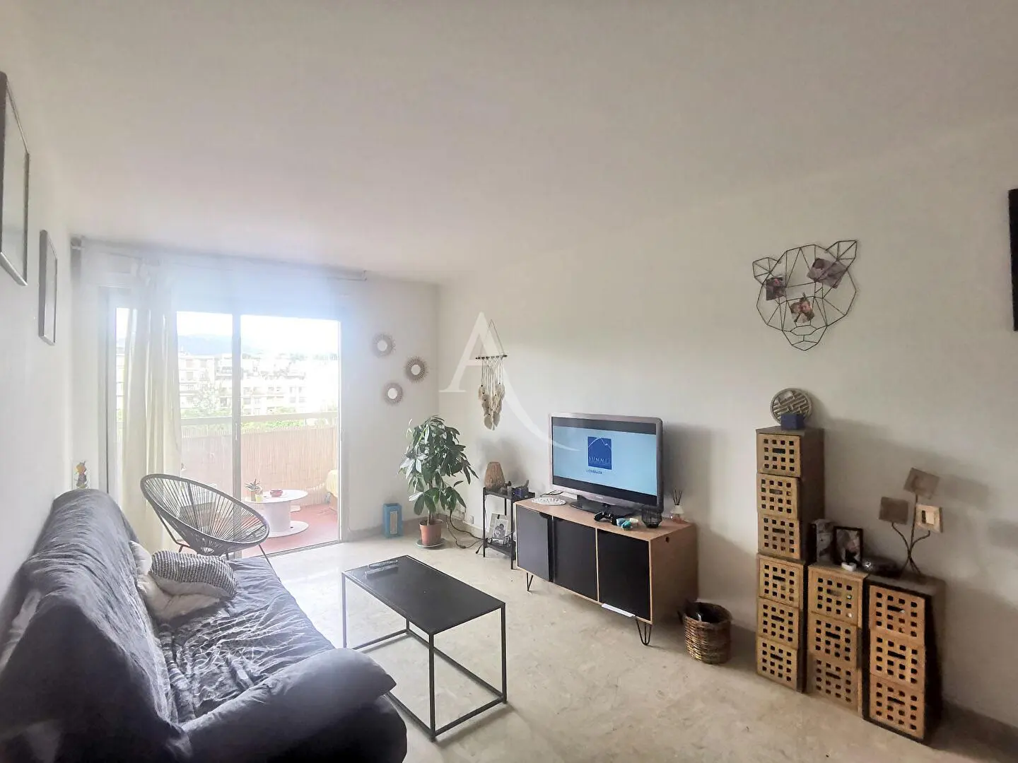 Salon; parquet, lumière naturelle, style moderne, hauteur sous plafond