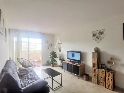 Salon; parquet, lumière naturelle, style moderne, hauteur sous plafond