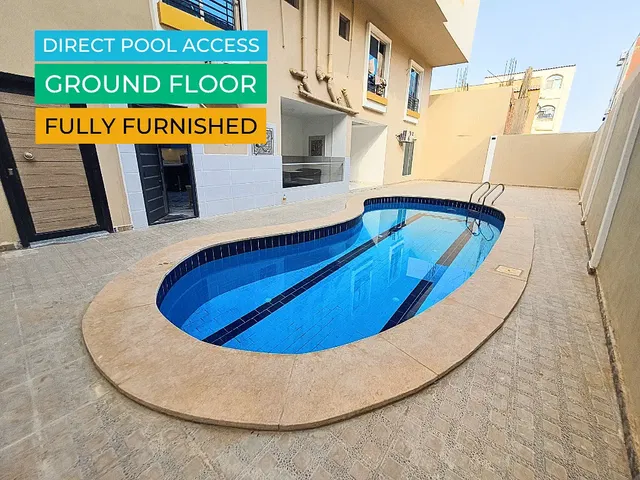 Obývací pokoj; dřevěná podlaha, přirozené světlo, moderní styl, vysoké stropy