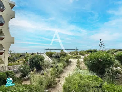 مطبخ; أجهزة المطبخ, أرضية خشبية, ضوء طبيعي, أسلوب عصري, مجدد