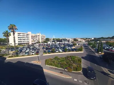 غرفة معيشة; أرضية خشبية, ضوء طبيعي, أسلوب عصري, أسقف عالية