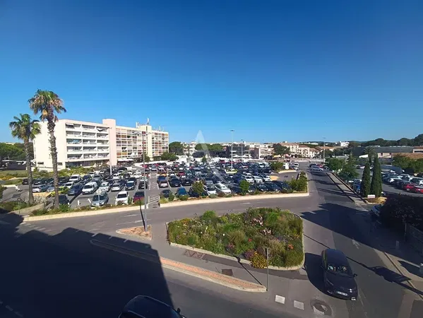 غرفة معيشة; أرضية خشبية, ضوء طبيعي, أسلوب عصري, أسقف عالية