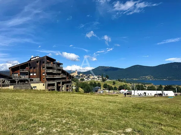 Salon; parquet, lumière naturelle, style moderne, hauteur sous plafond