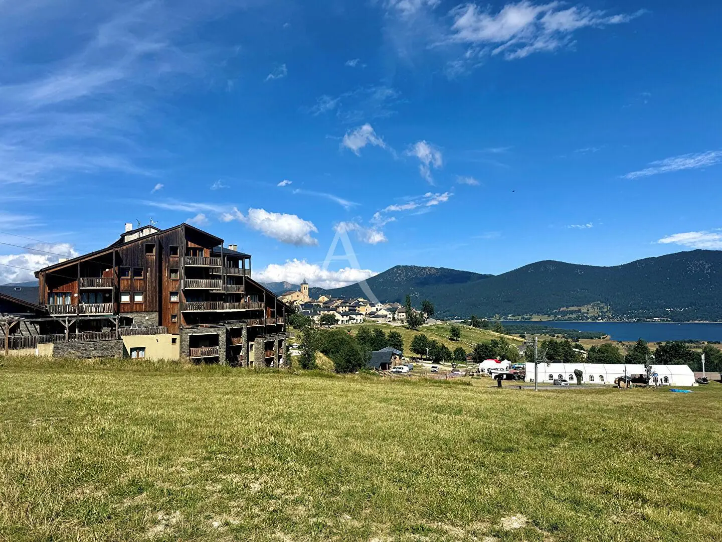 غرفة معيشة; أرضية خشبية, ضوء طبيعي, أسلوب عصري, أسقف عالية